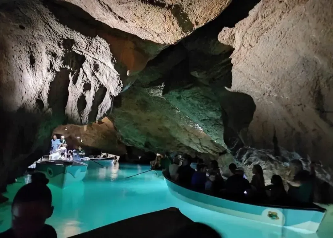 Cuevas de San Juan, visita guiada y viaje en barca.